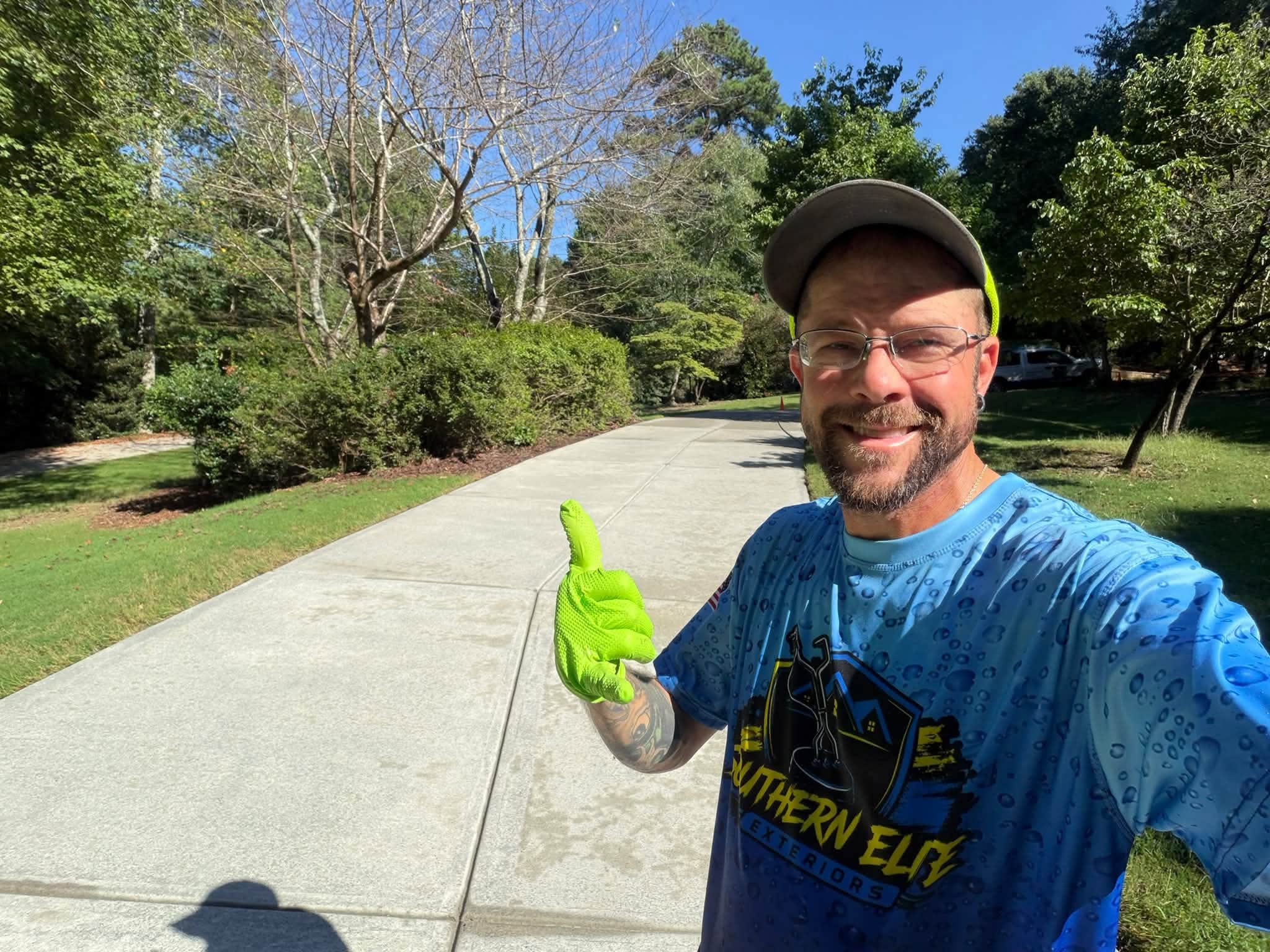 The Southern Elite Exteriors crew on a job